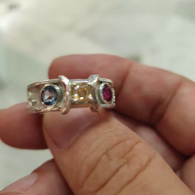 Trimurti Ring with Champagne color Moissanite, London Blue Topaz ,& Ruby - 戒指 - 纯银 黑色