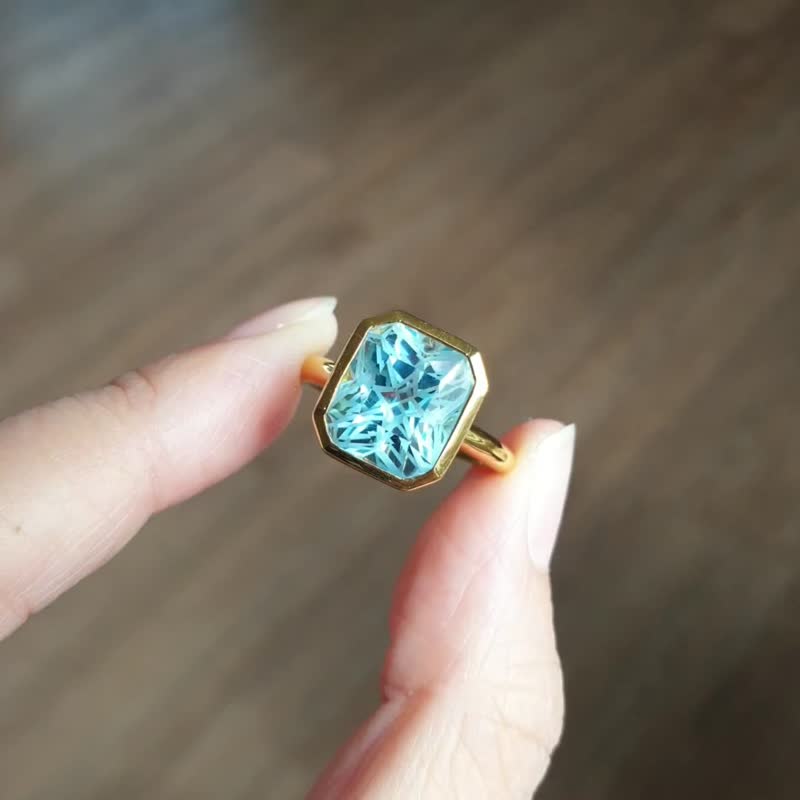 9K 实心金戒台搭配天蓝色托帕石戒指 - 戒指 - 宝石 蓝色