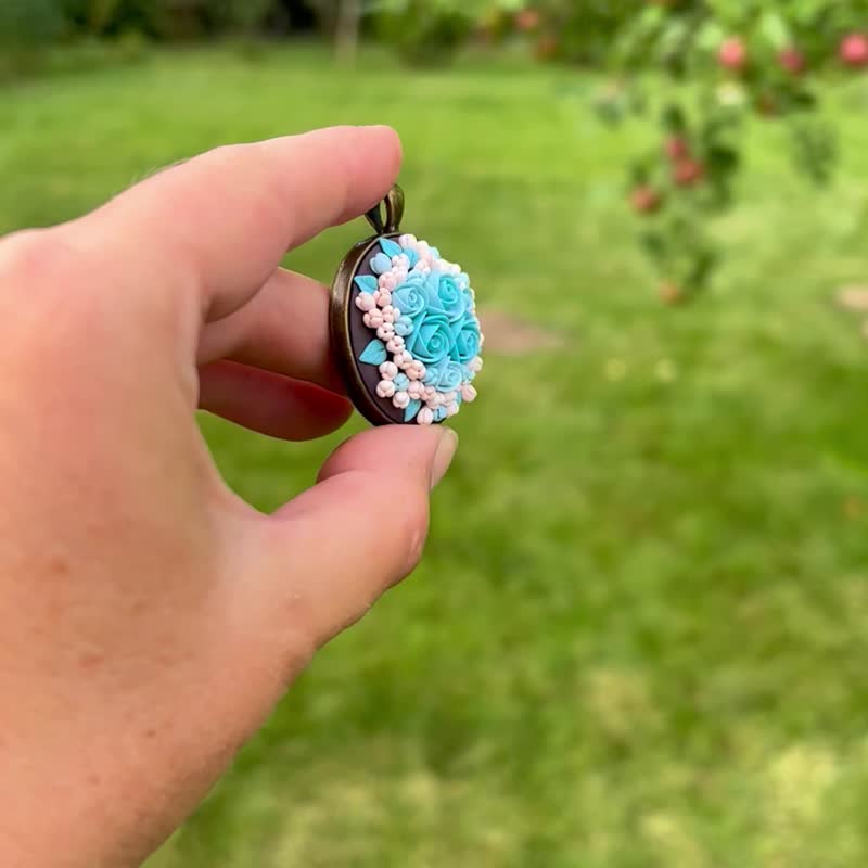 Tiny Roses Flower Necklace Handmade Polymer Clay Jewelry Anniversary Gift - 项链 - 粘土 蓝色