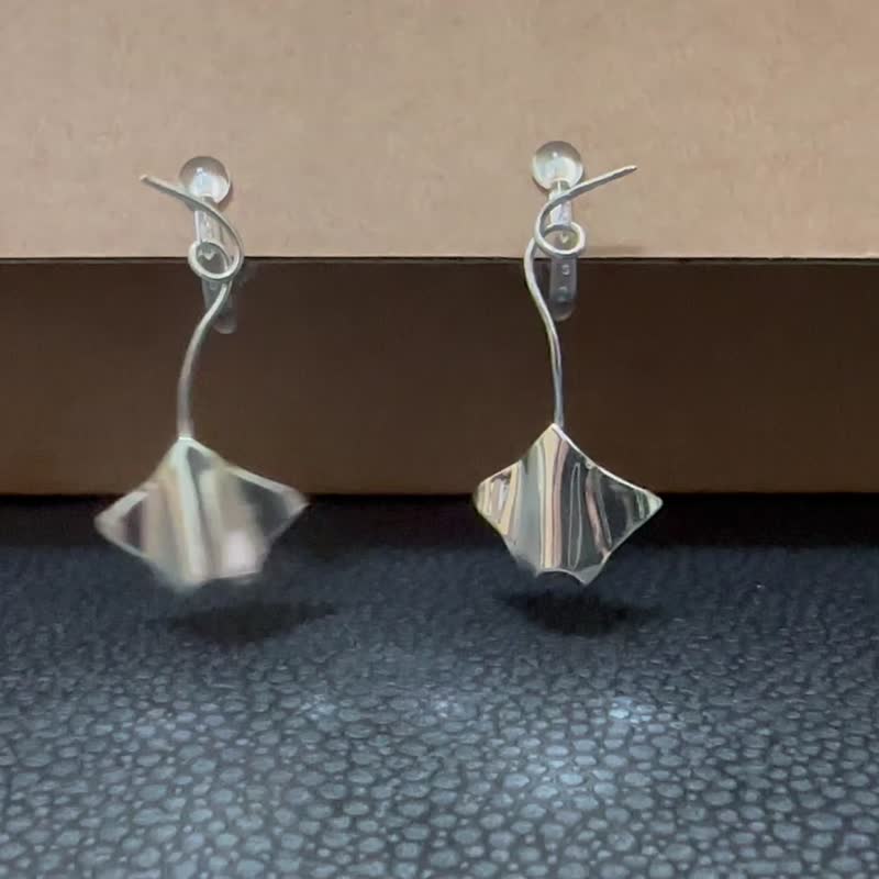 手作银饰—魟鱼造型耳环 耳针式耳环 垂坠耳环 夹式耳环 925纯银 - 耳环/耳夹 - 纯银 银色