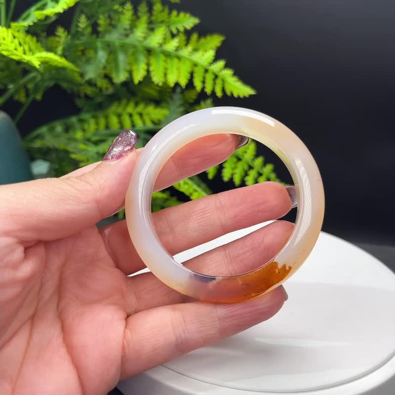 精品 溏心玛瑙手镯 52MM 冰润起刚白底飘一抹红玉髓手环 鸿运当头 - 手链/手环 - 半宝石 