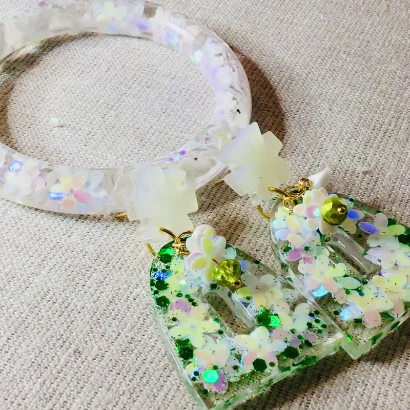 白色花朵与亮片树脂饰品组，手镯与长垂坠耳环 - 手链/手环 - 树脂 