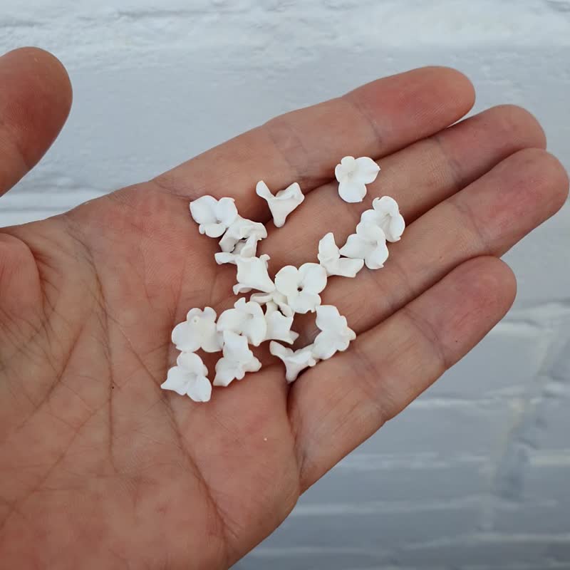Small white flowers beads polymer clay 0.8-0.9 cm - 零件/散装材料/工具 - 塑料 白色
