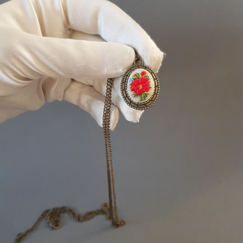 刺绣 珠宝 丝带刺绣吊坠献给她，红色花朵刺绣饰品 - 项链 - 丝．绢 红色