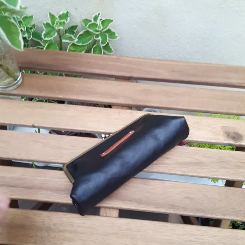 PERSONALIZED LEATHER KISS LOCK PENCIL CASE  // MAKE UP POUCH - 铅笔盒/笔袋 - 真皮 咖啡色