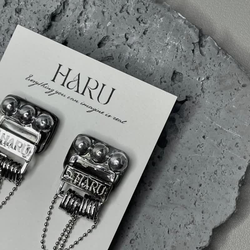 HARU 黑蝶贝工业感银色长链耳环 - 耳环/耳夹 - 贝壳 银色