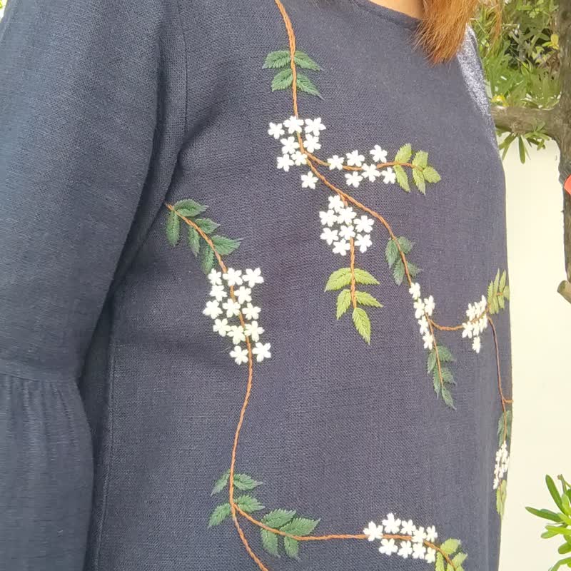 Hemp White Vine -  手工编织靛蓝染料白色花朵刺绣上衣 - 女装上衣 - 棉．麻 蓝色