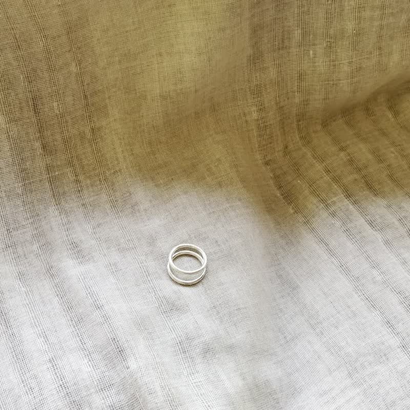 Pair of handmade silver  rings with different textures (R0053) - 戒指 - 银 银色