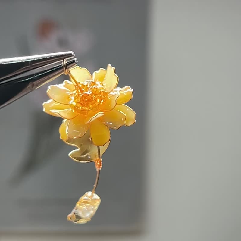 【黄色野菊x黄水晶-水晶花耳环】11月生日花生日石 花言日和 - 耳环/耳夹 - 树脂 