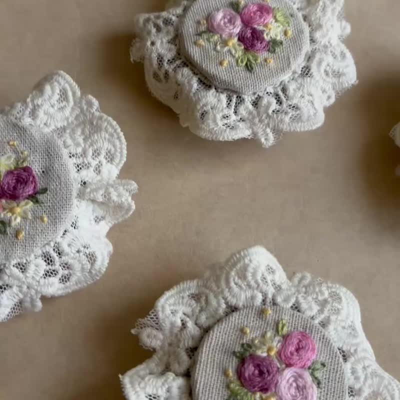 绣花古铜圆铁盒 刺绣 手工 法绣 玫瑰 粉 古铜 - 收纳用品 - 绣线 粉红色