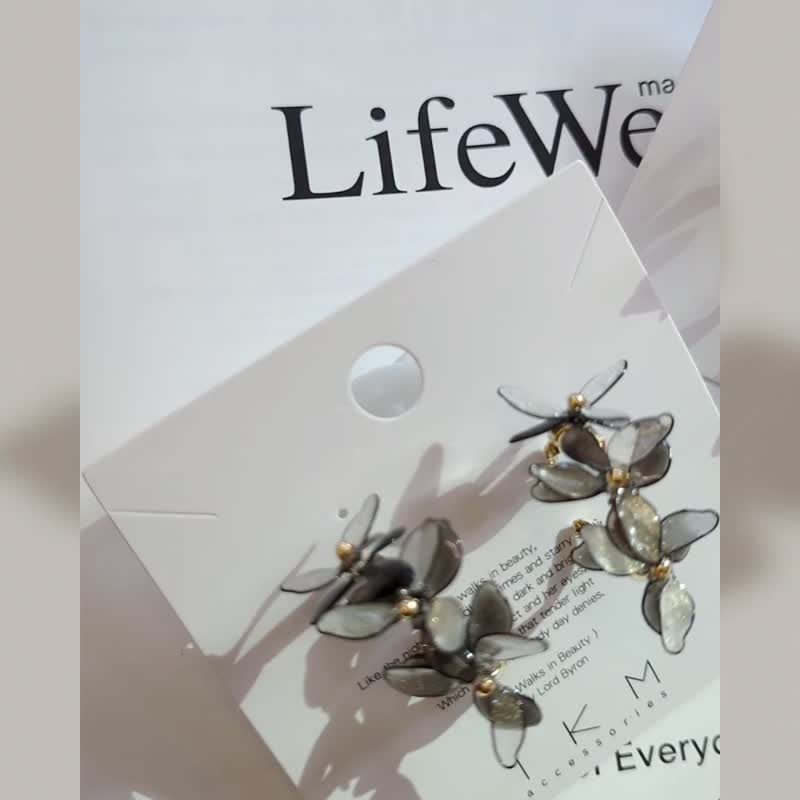 1KM 定制独树一格•黑白树脂花C圈耳环-2色 - 耳环/耳夹 - 树脂 白色