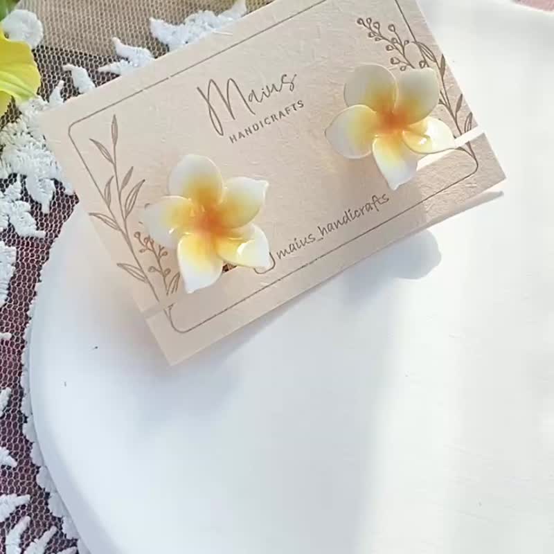 鸡蛋花 - 手工树脂耳环饰品圣诞新年礼物 - 耳环/耳夹 - 树脂 黄色