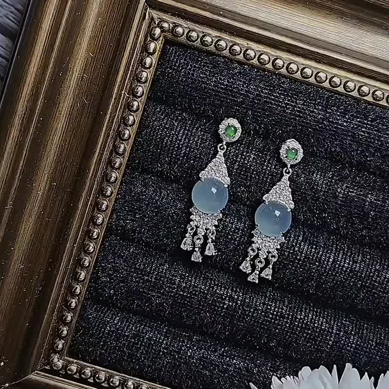 |宫廷女神|A货翡翠冰玻淡蓝胶大蛋面8.5mm纯银镀18k小奢华款耳环 - 耳环/耳夹 - 玉石 