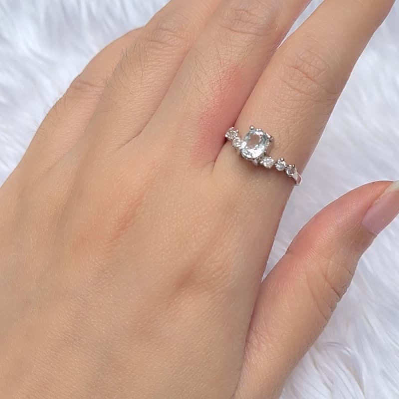 天然海蓝宝石配白色托帕石尺寸 5×7 毫米银镀铂戒指 - 戒指 - 宝石 蓝色