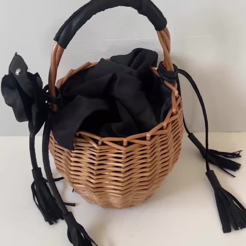 可爱又帅气的成人篮包。也可以选择搭配可爱的流苏丝带胸花。 - 手提包/手提袋 - 木头 黑色
