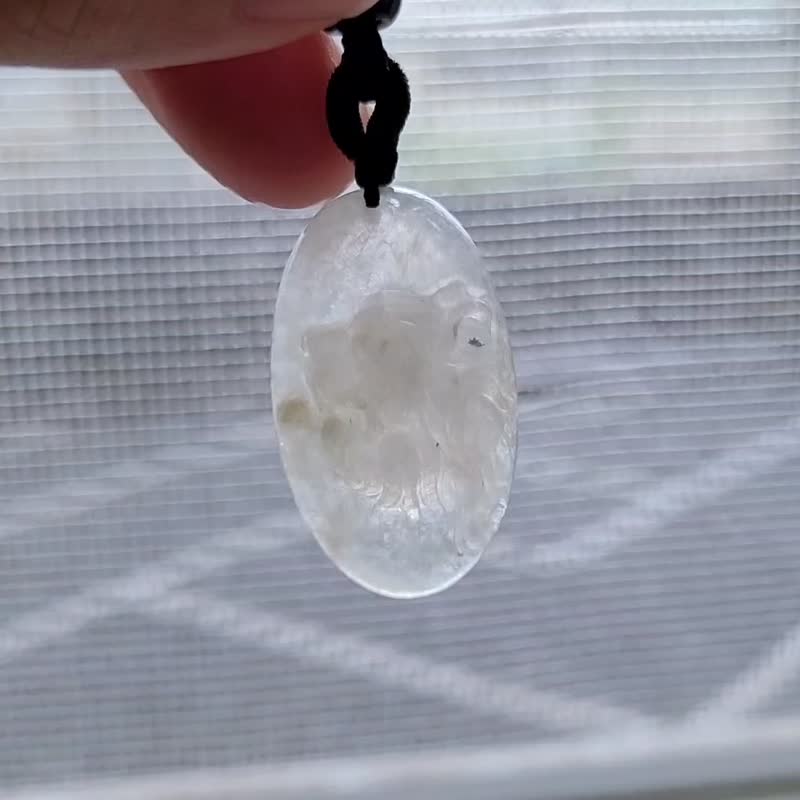 【亲翠】天然翡翠 白冰透带冰渣感狮吼牌调节式绳链 - 项链 - 玉石 白色