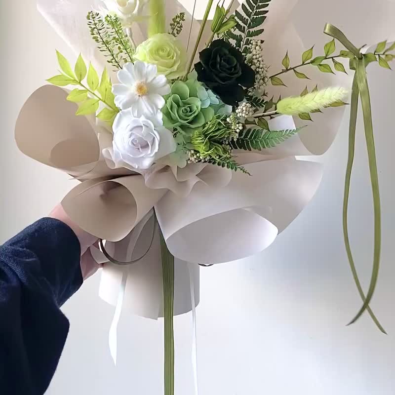 绿色自然系飘逸感永生玫瑰花束。表演献花。情人节生日告白 - 干燥花/捧花 - 植物．花 绿色