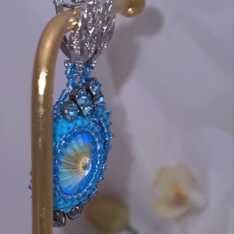 独特水晶耳环 吊坠式宣言耳环 莫桑石叶子耳环 - 耳环/耳夹 - 玻璃 粉红色