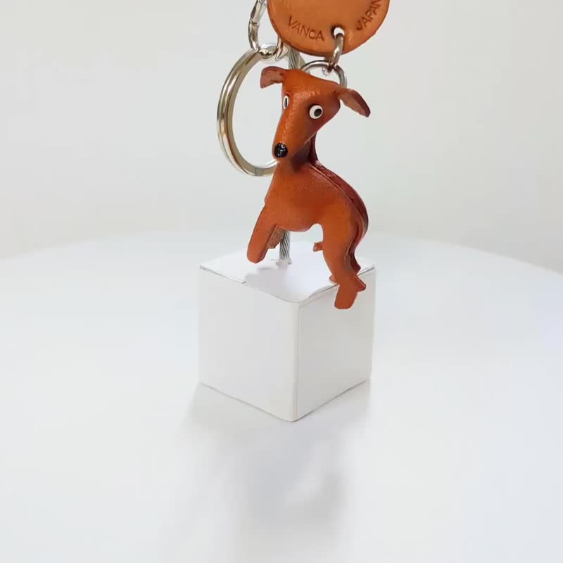 灰色猎犬 狗 皮革钥匙圈 牵绳吊饰 手作 日本制造 VANCA - 钥匙链/钥匙包 - 真皮 咖啡色