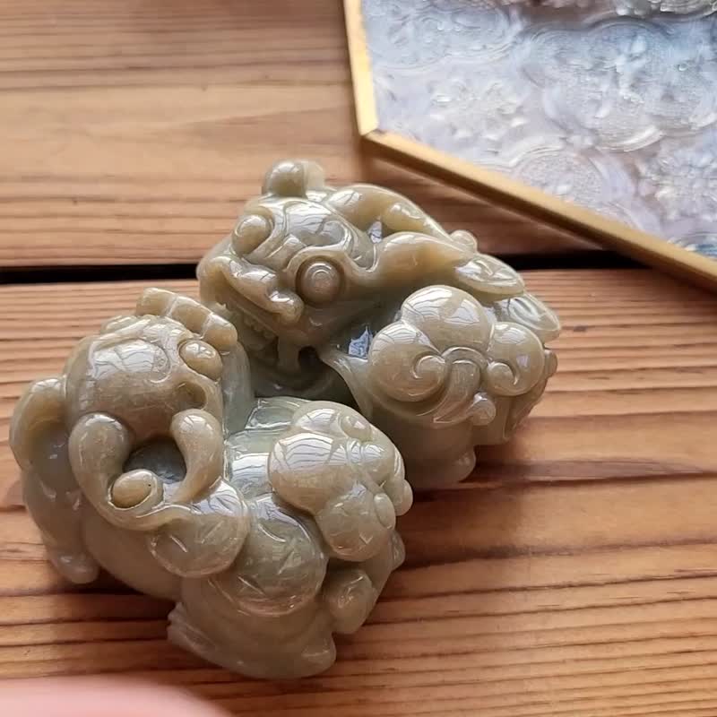 【亲翠】天然翡翠 冰抹茶芝麻糊色霸王貔貅办公室居家小摆附木座 - 项链 - 玉石 多色