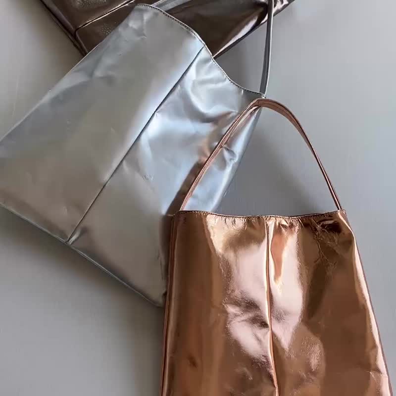 猪箔处理皮革肩背包轻便 - 侧背包/斜挎包 - 真皮 银色