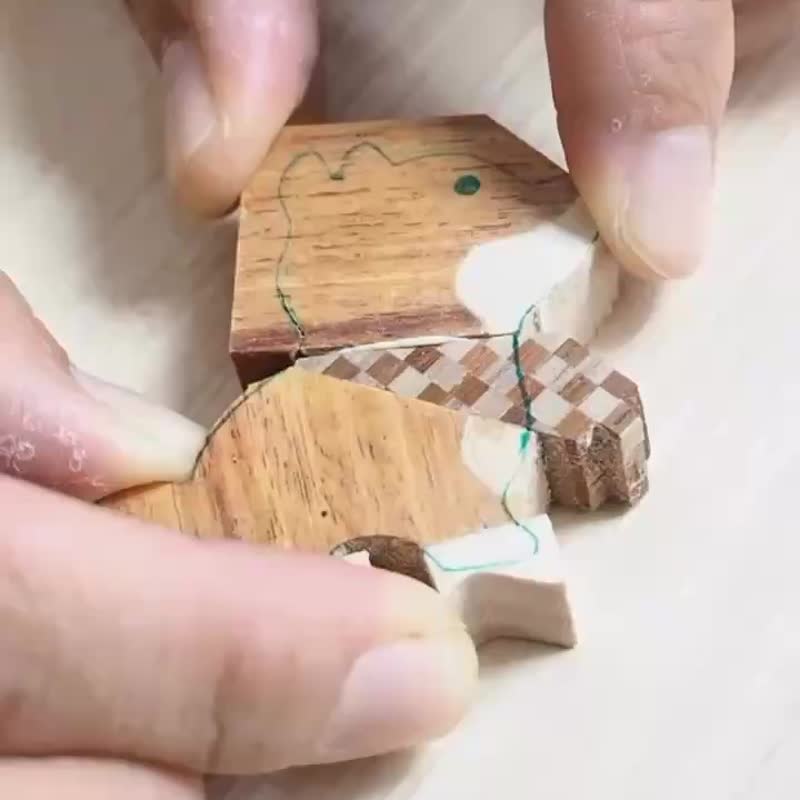 【人气商品/手工实木吊饰】森林黑柴/ 定制刻字 /送礼首选/生日 - 钥匙链/钥匙包 - 木头 绿色