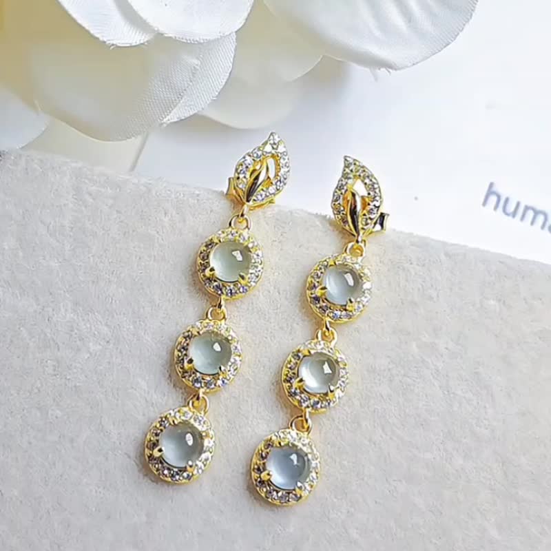 |时尚发光女神|A货翡翠冰玻淡蓝刚蛋面4mm纯银镀18k黄豪镶耳环 - 耳环/耳夹 - 玉石 