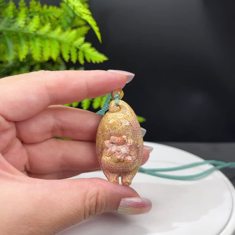 精品天然可爱胖猫咪黄珊瑚玉吊坠冰润结晶万花筒凤尾纹菊花玉项链 - 项链 - 玉石 黄色