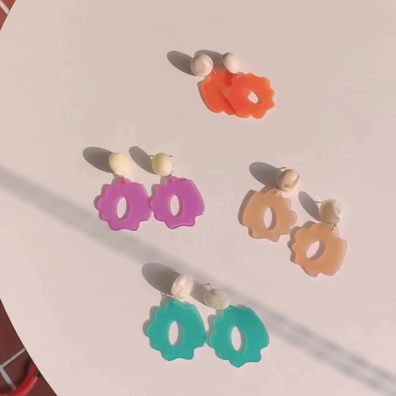 不规则镂空云朵耳环 Wave Cloud Earrings - 耳环/耳夹 - 压克力 多色