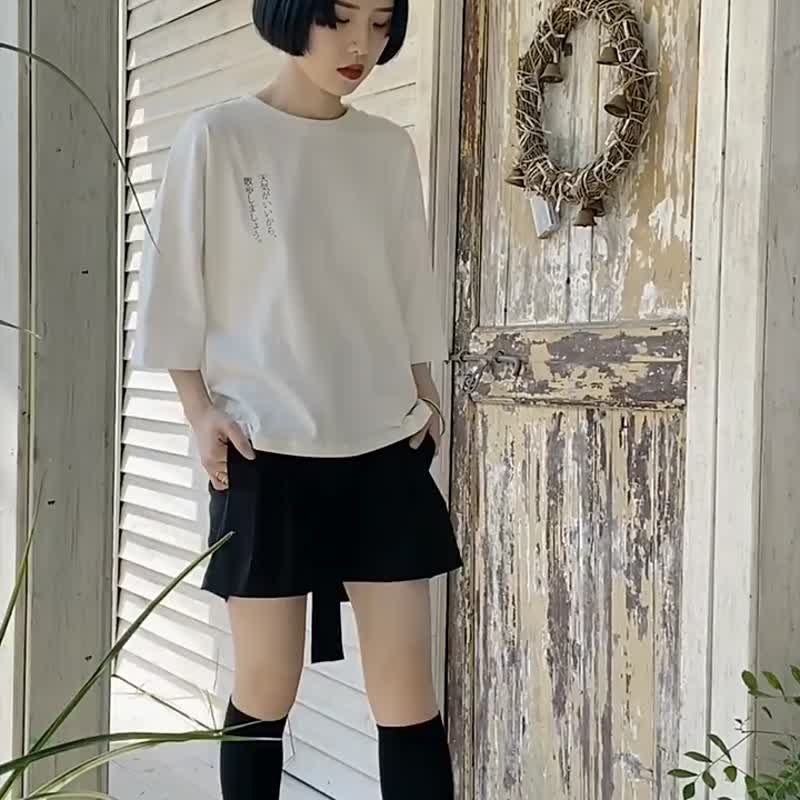 白色 散步T恤 日系學院少女風圓領落肩袖寬松短袖上衣 舒適隨意 - 女装 T 恤 - 棉．麻 白色