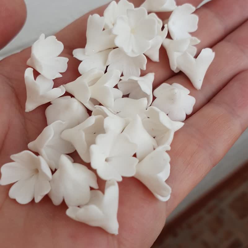 WHITE flowers polymer clay bead 10-12mm Floral beads polymer clay making jewelry - 零件/散装材料/工具 - 塑料 白色