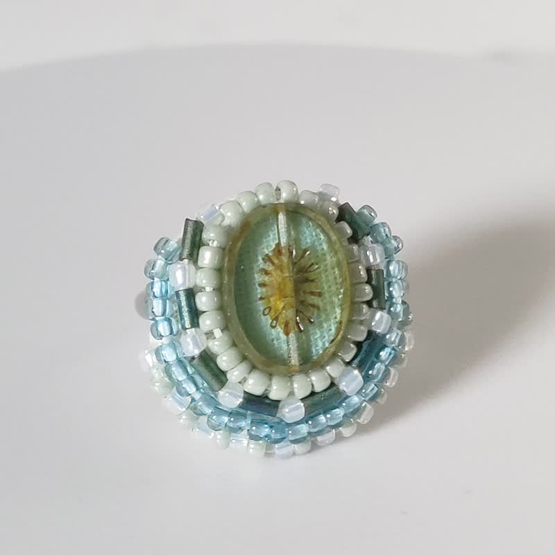 おしゃべりな指輪26　フリーサイズ　ビーズ刺繍のリング　フラワー　ブルー　クリア　カラフル　マルチカラー - 戒指 - 塑料 蓝色