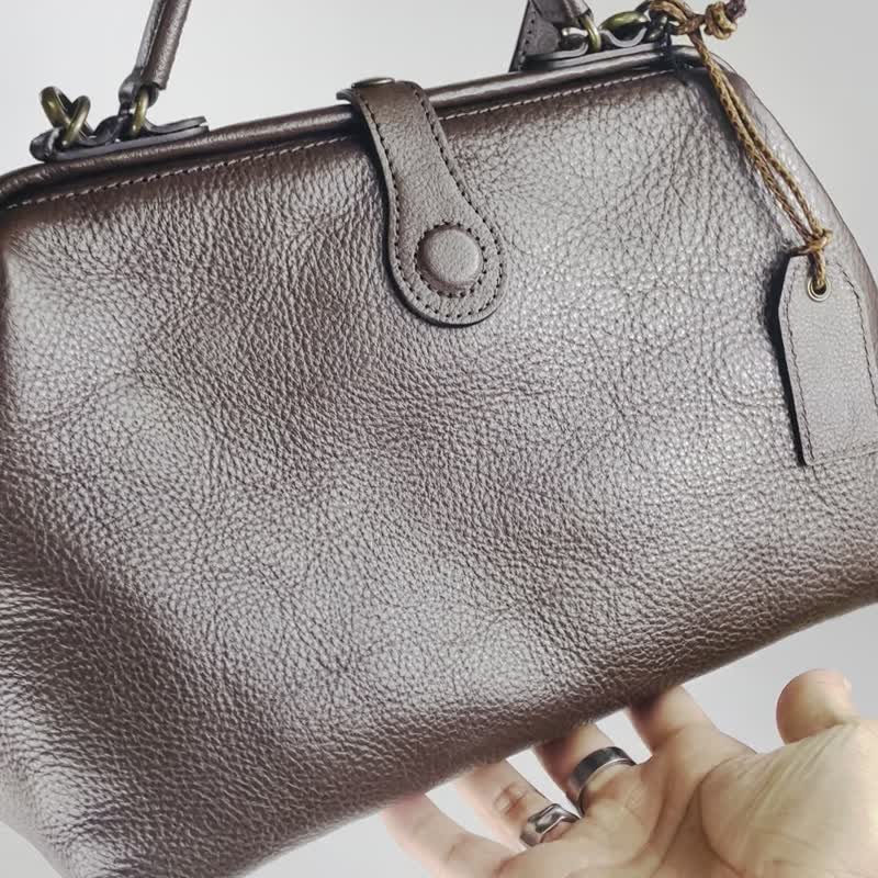 Atelier nuu 时尚精致杜勒斯包 咖色 医生包  礼物 - 侧背包/斜挎包 - 真皮 咖啡色