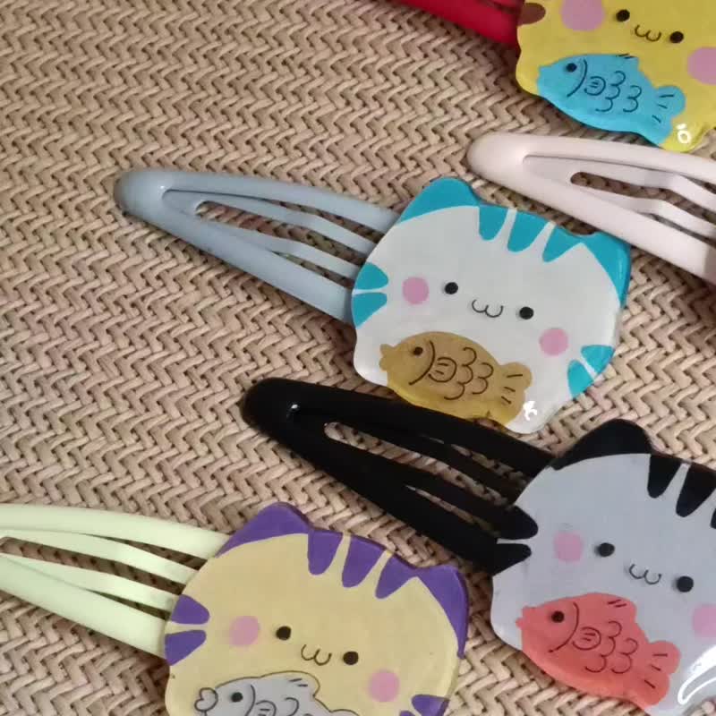 原创手作疗愈猫咪发夹系列。抱鱼猫。UV胶可爱动物造型(1对) - 发饰 - 树脂 红色