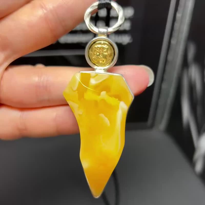 欧款新货 波兰制造 天然波罗的海蜜蜡吊坠 俄料鸡油黄飘白花 - 手链/手环 - 水晶 