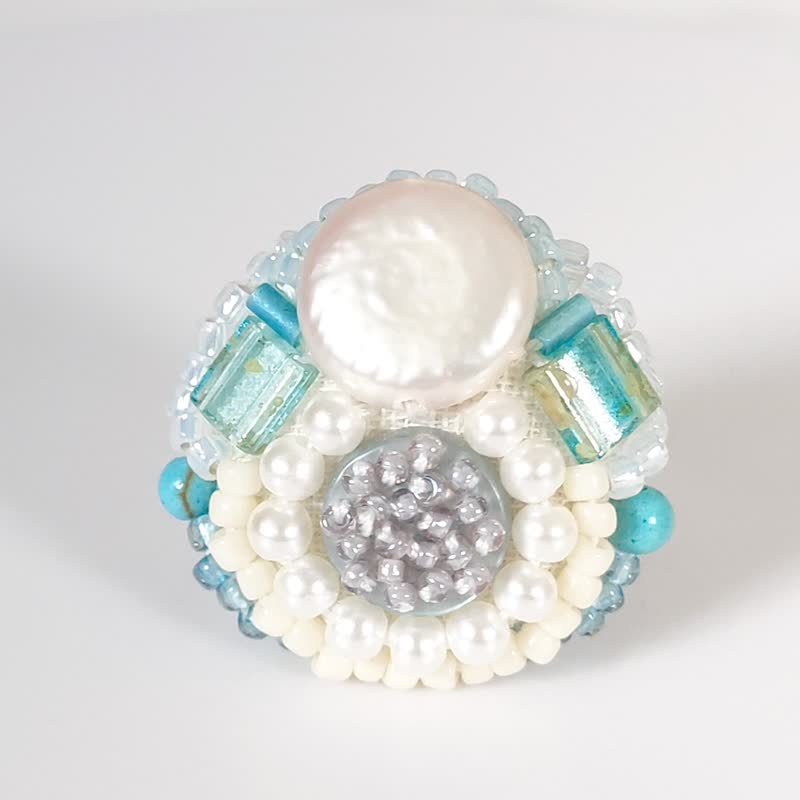 Talkative Ring 5 Free Size Bead Embroidery Ring Freshwater Pearl White Blue - 戒指 - 塑料 蓝色