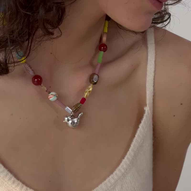 日系復古撞色 幾何彩珠拼接短鍊 天然石 木珠 琉璃 可愛小鳥吊墜 - 项链 - 半宝石 
