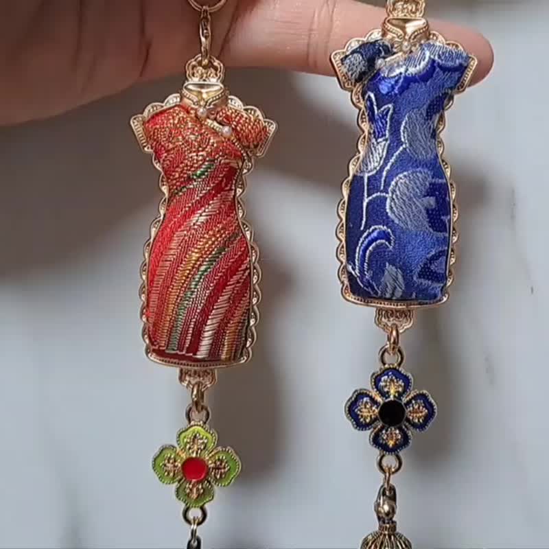 【宋锦专区】旗袍香包~吊饰/挂饰 (两色可选) - 吊饰 - 其他金属 多色