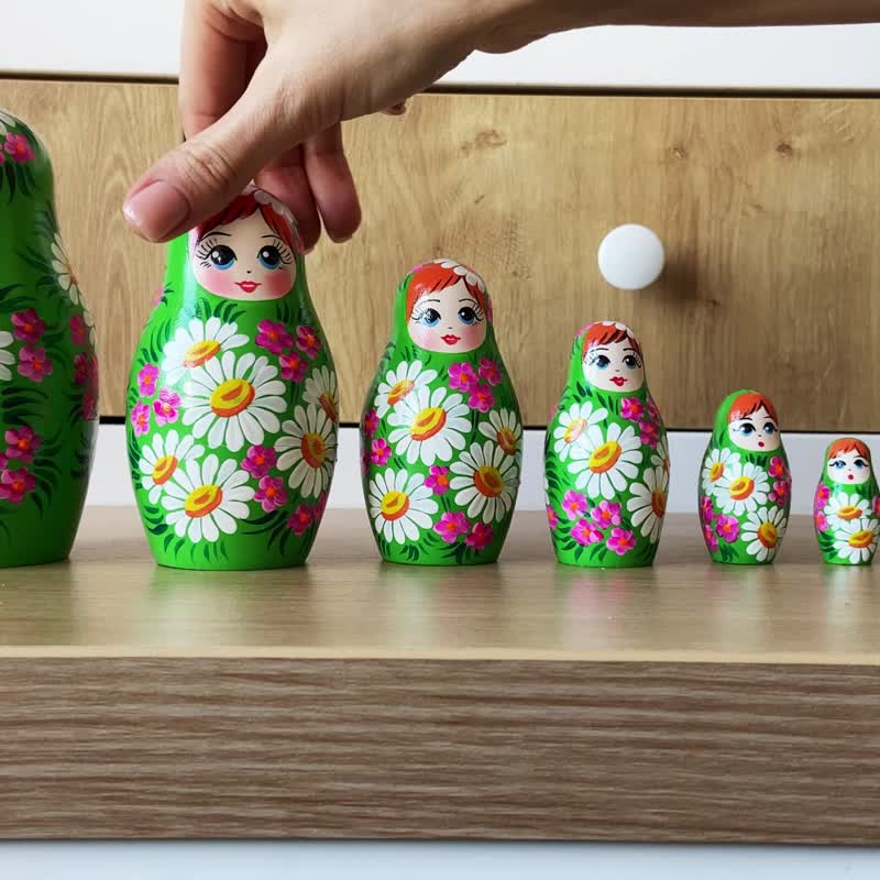 Russian Matryoshka Dolls in Summer Dress with Chamomile Flower Decorations - 玩具/玩偶 - 木头 绿色
