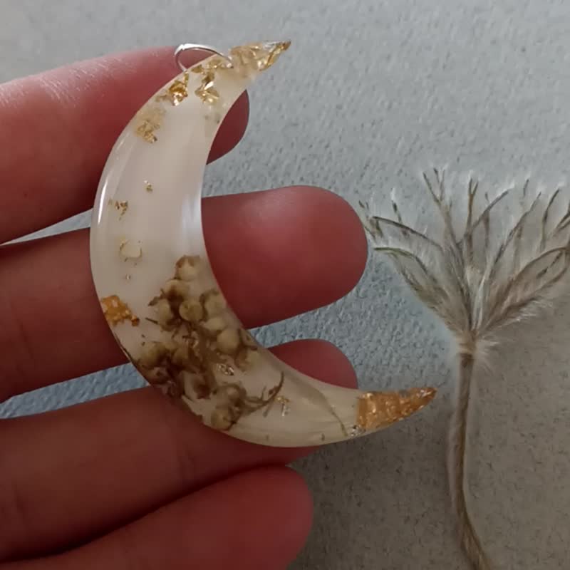月亮項鍊 新月 Moon resin necklace White Moon flower pendant 項鍊 樹脂 乾花 - 项链 - 树脂 白色