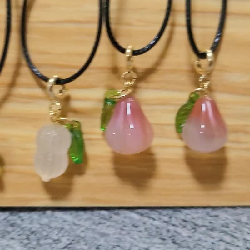 【亲翠】天然南红 冰透花生粉色莲雾皮绳锁骨链 | 俏皮可爱甜美 - 项链 - 玉石 多色