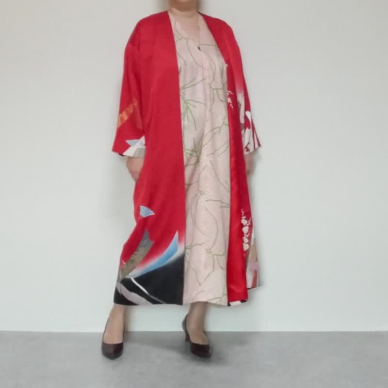 KIMONO Iwai Coat - 以古董和服制作的长袍式外套，独一无二，和服改造，亦适合正式场合 - 女装西装外套/风衣 - 丝．绢 红色