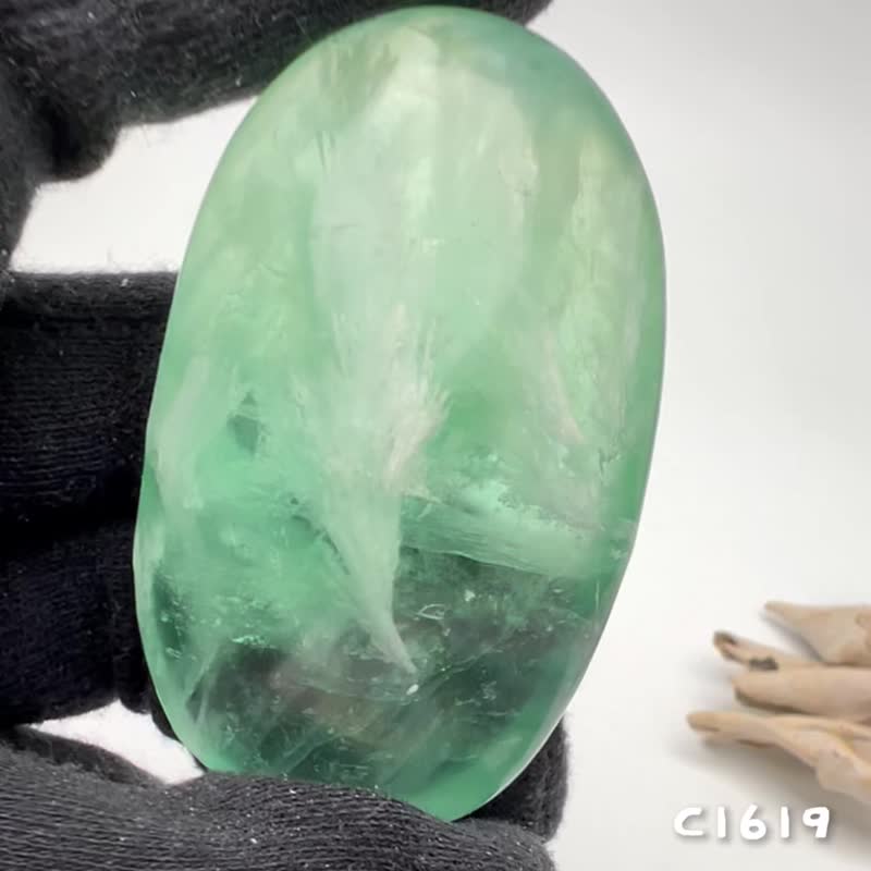 静羽。手把 摆件 疗愈 净化 l 绿羽毛萤石 有天然矿坑 l - 摆饰 - 水晶 多色