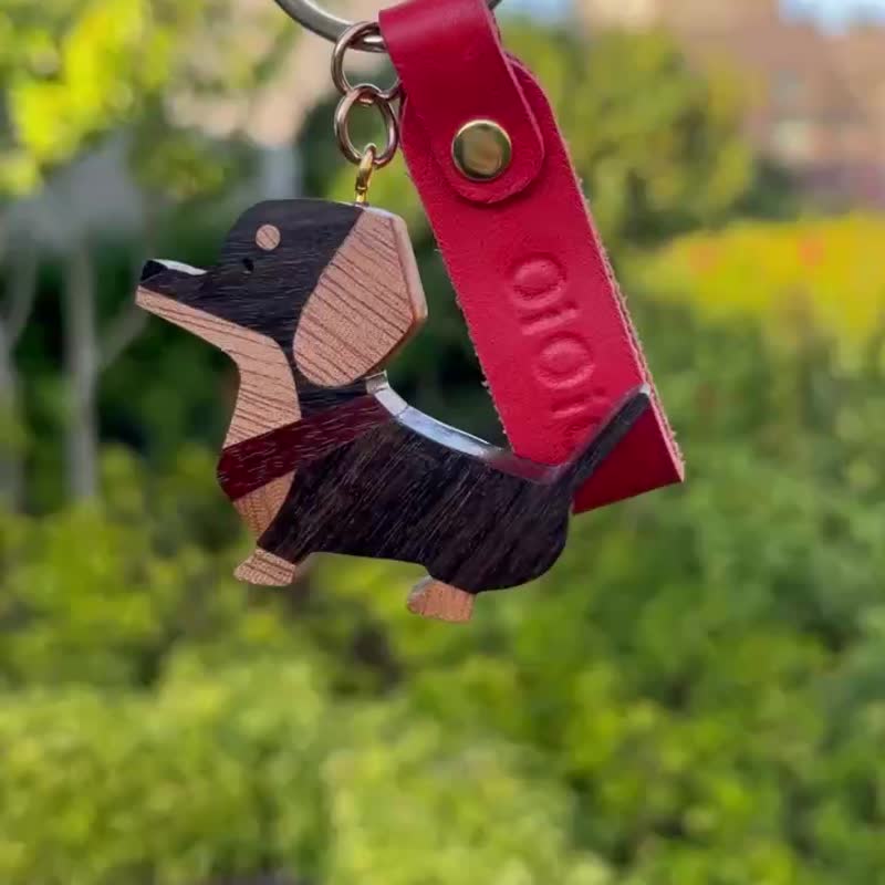 【实木吊饰】腊肠狗/悠游卡/可刻字/送礼首选/情人节礼盒/生日礼 - 吊饰 - 木头 