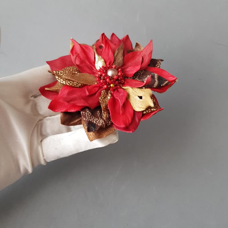 胸針 Red leather brooch for her Leather women's jewelry - 胸针 - 真皮 蓝色