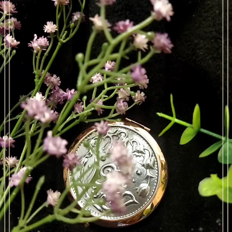 【不需用火与敲打的金工】幸福铃兰 锡雕随身镜 定制化文字 - 金工/饰品 - 其他金属 