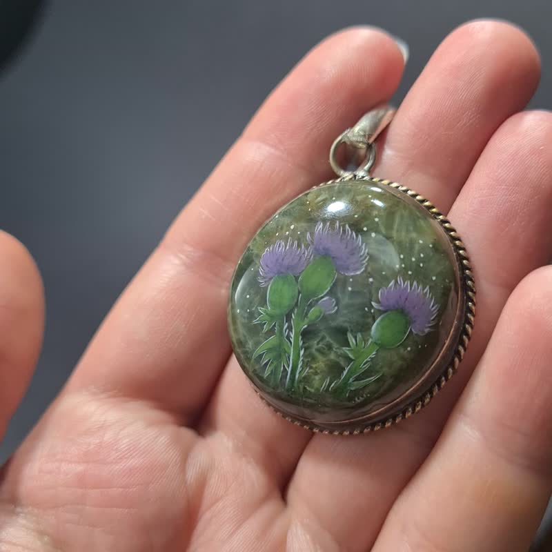 蓟花坠饰，苔藓玛瑙上的油画。微绘宝石上的花朵。 - 项链 - 石头 绿色