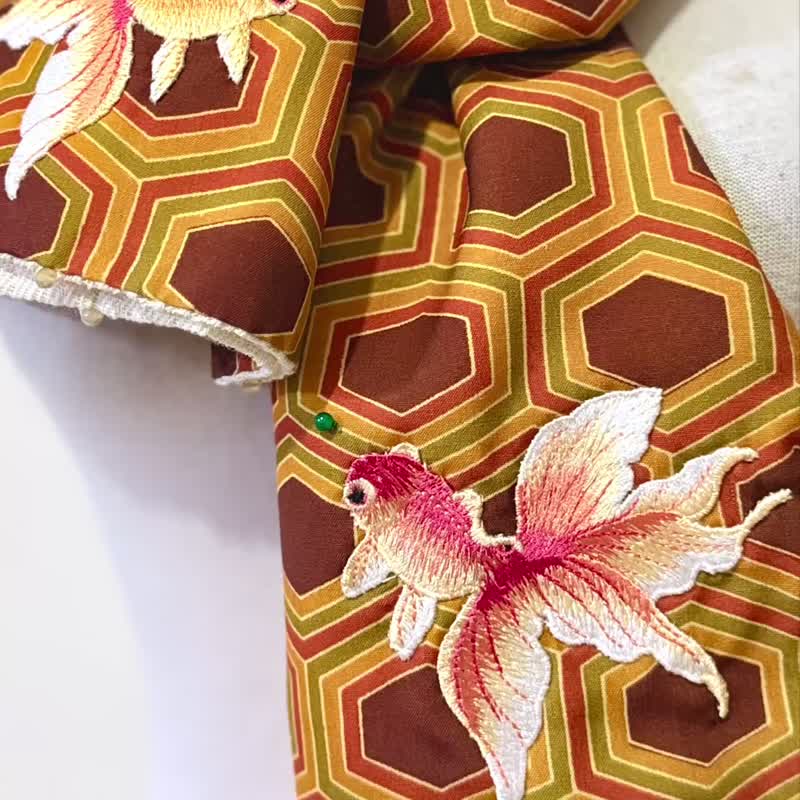 纯手作咖啡黄色系六角几何吉祥日式龟甲纹橘红刺绣金鱼围巾披肩 - 围巾/披肩 - 羊毛 橘色