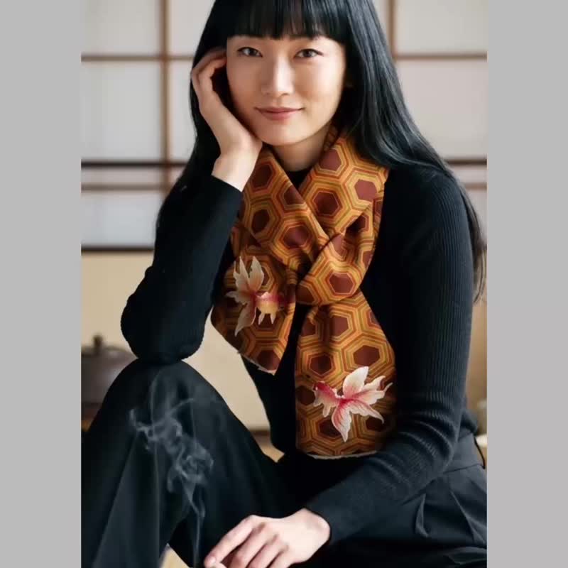 纯手作咖啡黄色系六角几何吉祥日式龟甲纹橘红刺绣金鱼围巾披肩 - 围巾/披肩 - 羊毛 橘色
