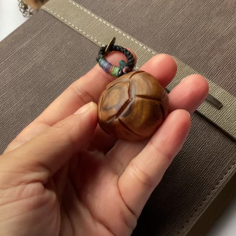 【龟甲福丸】肖楠木手雕吊饰 钥匙圈 背包挂饰 - 吊饰 - 木头 多色